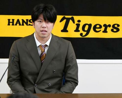 　契約更改交渉を終え、記者会見する阪神・才木＝２６日、兵庫県西宮市