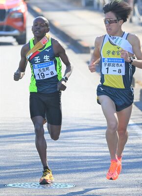 宇都宮Ａの選手をかわして先頭に出る壬生８区のベンジャミン（左）＝29日午後１時25分、壬生町