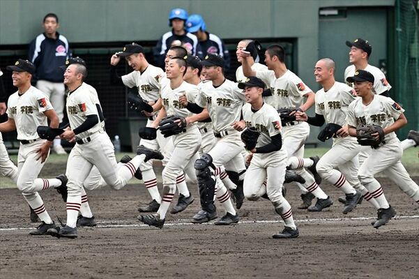 ７年ぶり６度目の優勝を飾り、笑顔で応援席にあいさつに向かう作新学院ナイン＝29日午後０時30分、県営球場