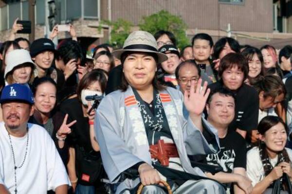 　集まったファンや市民と写真撮影する真矢（中央）＝神奈川県秦野市