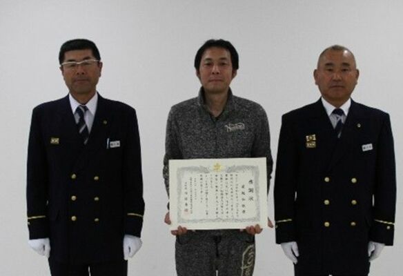 川俣消防長(右)から感謝状を受け取った菊地さん(中央)