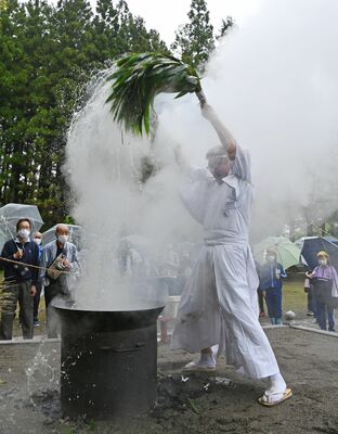 ササの束を熱湯にくぐらせて浴び地域の繁栄を願った「湯立て神事」