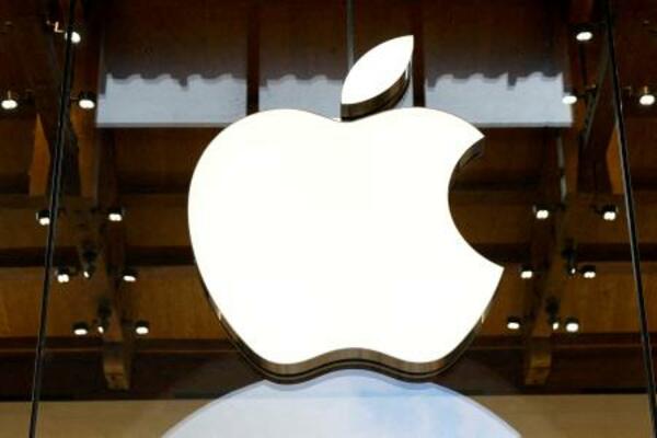 　アップルストアの店舗に掲示されたアップルのロゴ＝２５年４月、パリ（ロイター＝共同）
