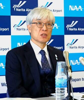 成田空港の2025年の運用状況を発表するNAAの藤井直樹社長=29日午前、成田空港