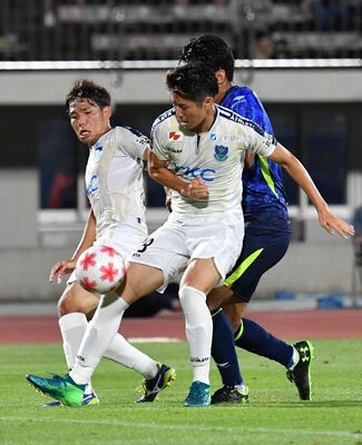 前半、栃木ＳＣのＤＦ温井（中央）がボールを奪いにかかる＝ＮＤソフトスタジアム山形