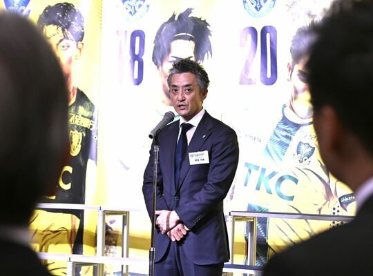 行政、スポンサー関係者の前であいさつする栃木ＳＣの橋本社長（中央）＝宇都宮市内