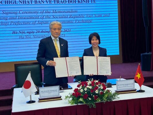 ベトナムを訪問し「経済交流に関する覚書」を締結した福田知事（左）＝２０２３年11月下旬、ベトナム（県提供）