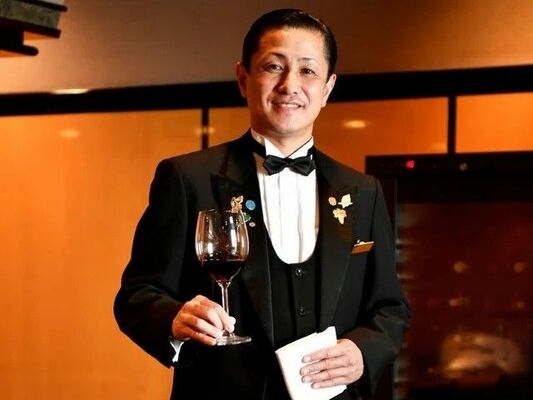 シニアソムリエの伊藤邦夫料飲支配人
