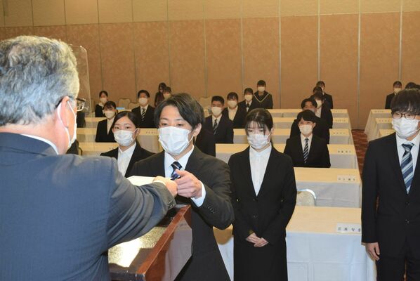 栃木銀行で内定通知書を受け取る代表者＝３日、宇都宮市