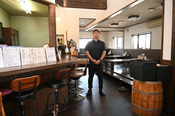 落ち着いた雰囲気が漂う店内と安藤さん
