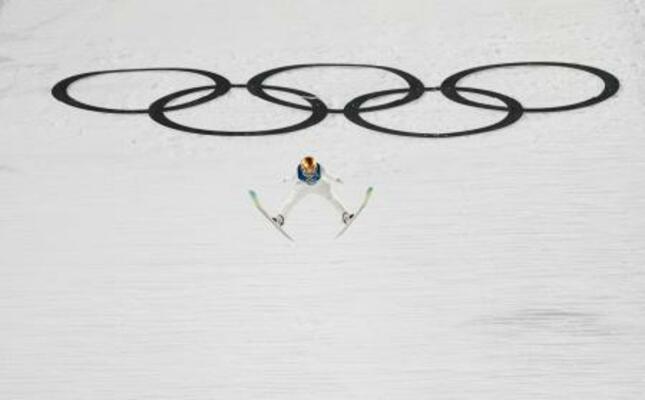 　女子個人ノーマルヒルで銅メダルを獲得した丸山希の１回目の飛躍＝プレダッツォ（共同）