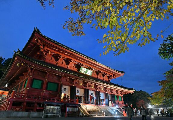 ライトアップされた輪王寺の三仏堂＝３日午後５時10分、日光市山内