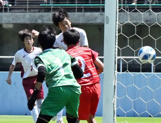 サッカー決勝　氏家－西那須野　前半24分、氏家の澳原（右奥）が先制のヘディングシュートを決める＝県グリーンスタジアム