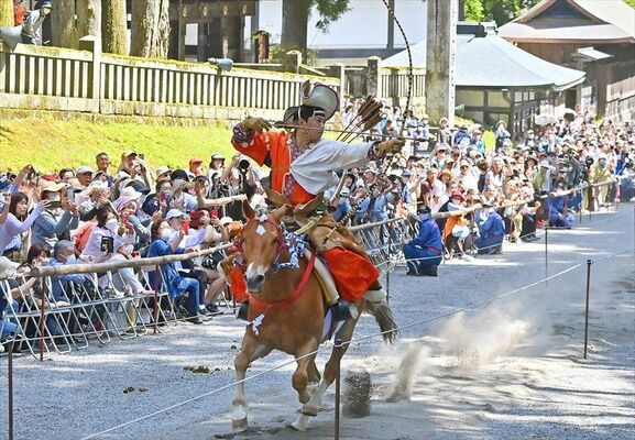 春の例大祭で４年ぶりに披露された流鏑馬＝５月