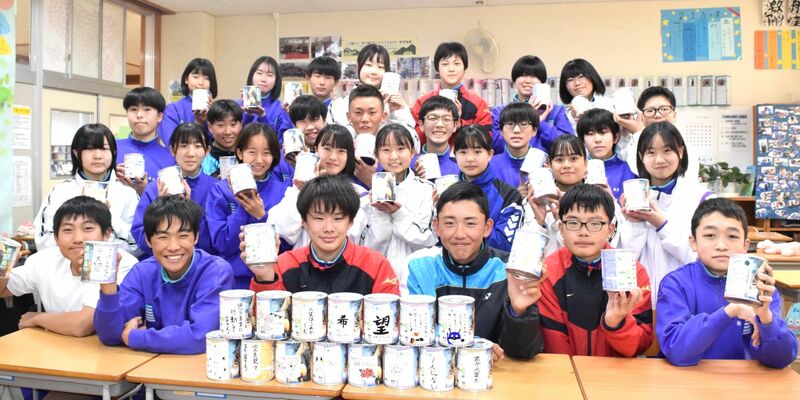 被災地へ送るパンの缶詰に励ましのメッセージを記入した黒磯中の生徒