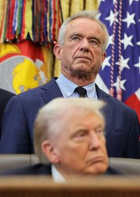 　ケネディ米厚生長官（奥）とトランプ大統領＝１０月、ホワイトハウス（ロイター＝共同）