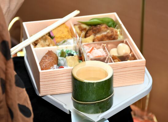 特製のおつまみ弁当と竹製のおちょこ