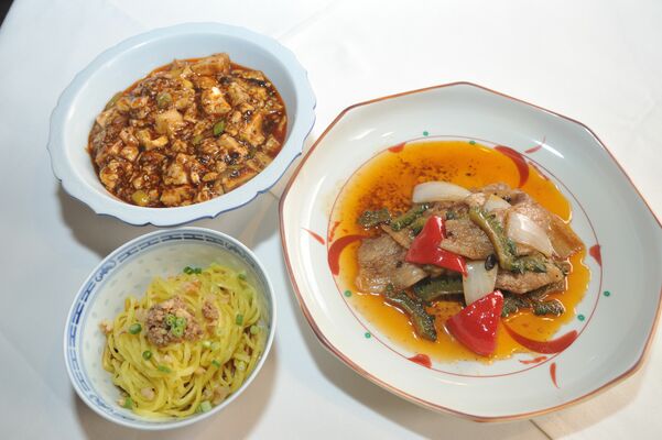 麻婆豆腐（左上）と汁なし担々麺（同下）が看板料理。県産野菜を使った回鍋肉も夏のお薦め