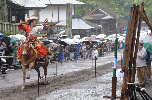 雨にもかかわらず、沿道で多くの観衆が見守った流鏑馬神事