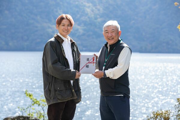ＮＰＯ法人の横塚哲也代表理事（左）に目録を手渡す星部長＝日光市