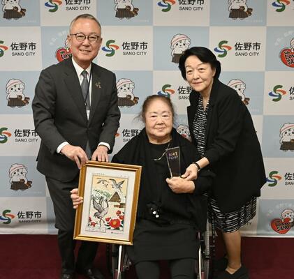 塗り絵のＮ－１グランプリで大賞に輝いた平塚さん（中央）