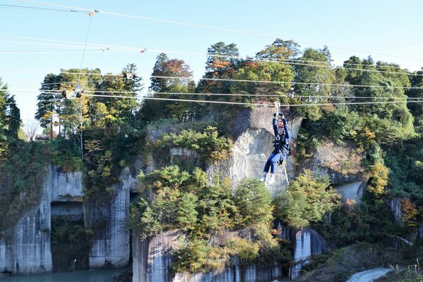 カネホン採石場で本格オープンするジップライン「ハヤブサ」＝宇都宮市