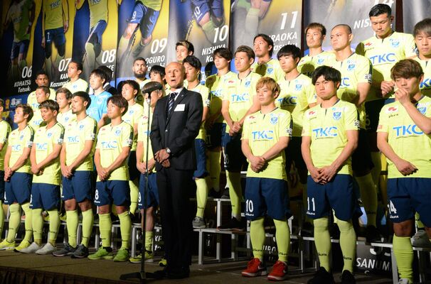 スポンサーなどにあいさつする栃木ＳＣの田坂監督（中央）と選手＝宇都宮市内