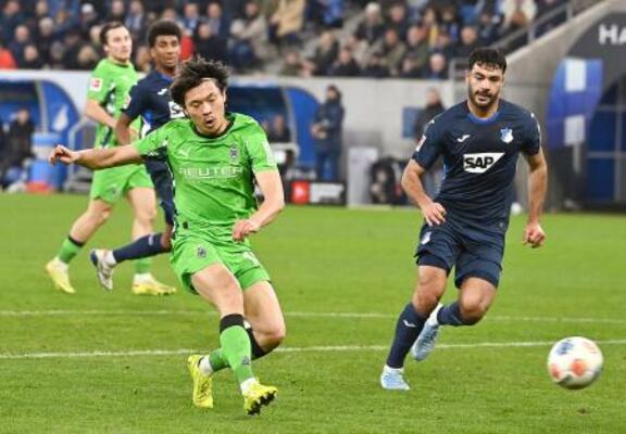 　ホッフェンハイム戦の後半、ゴールを決めるボルシアＭＧの町野（左）＝ジンスハイム（共同）