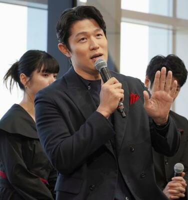 　制作発表会見で話す主演の鈴木亮平＝東京都港区
