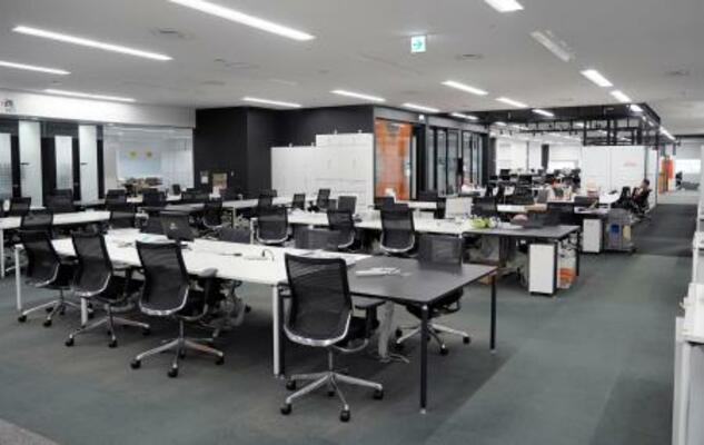 　ＴＤＭに応じ、閑散とするリクシルのオフィス＝９月、大阪市住之江区