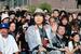 　集まったファンや市民と写真撮影する真矢（中央）＝神奈川県秦野市