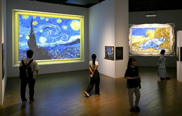 壁面に投影された「星月夜」(左)などの映像作品=27日、宇都宮市桜4丁目、磯真奈美撮影