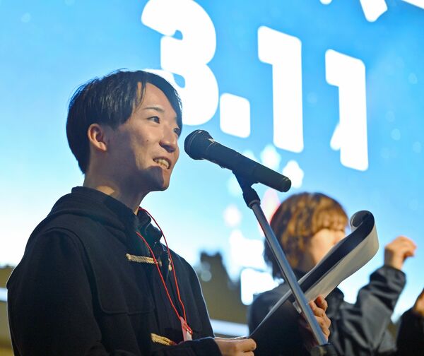 追悼の催しで司会を務める三浦さん＝11日午後６時、宇都宮市江野町、磯真奈美撮影