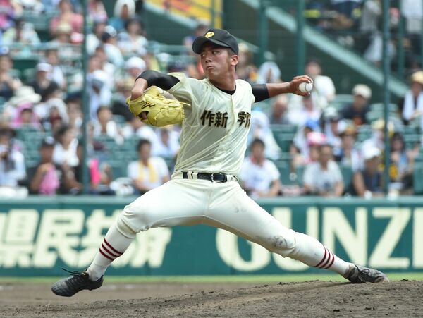 作新－明徳義塾（高知）準決勝６回裏から登板し３回を無失点に抑えた宇賀神＝甲子園、2016年8月20日