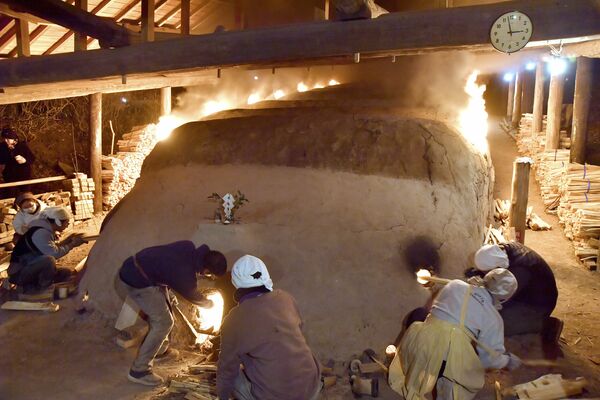 大口上げで炎を噴き出す大登り窯＝18日午前２時57分、益子町益子