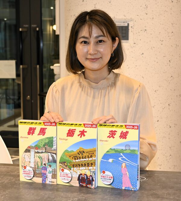 北関東3県の「地球の歩き方」を紹介する栃木版編集責任者の日隈さん=東京都内