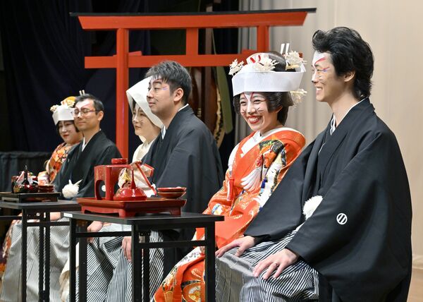 キツネの化粧をした花嫁と花婿=26日午後2時20分、さくら市喜連川