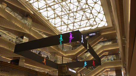 ジュリアン・オピーさんの映像作品「Marathon.Women.」=東京・銀座(提供写真)