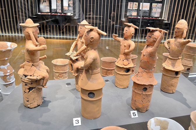 椅座する男子（一番左）を中心に儀式を再現した埴輪セットの展示