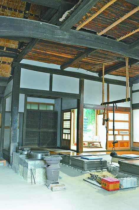 柱や梁にも歴史を感じる土間