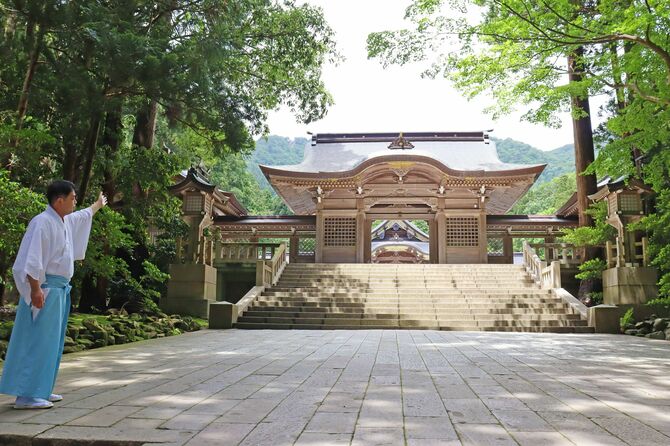 参道が長く高低差がある弥彦神社。バリアフリー化に難しさがある＝弥彦村