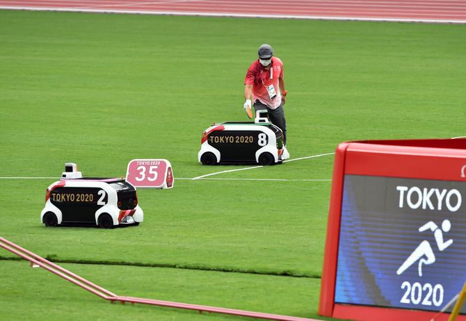 陸上投てきなどのフィールド競技では、自立走行するロボットも活躍＝８月31日午前９時50分、国立競技場