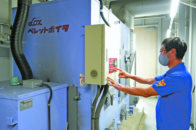 もとゆのペレットボイラー内。現在使用するペレットは、エリアンサスと木質原料の混合㊤、サイロからボイラーに投入されたペレットの燃焼熱は、熱交換器を介して温浴施設に供給