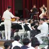 刑事ドラマメドレー披露　栃木県警音楽隊、鹿沼東高で音楽鑑賞会　吹奏楽部とコラボも