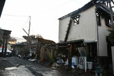 小山で住宅３棟全焼　２遺体発見、病死女性の次男と連絡取れず