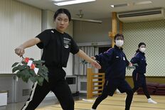舞手を務めるのは塩谷中１年の３人　岩戸別神社で11月奉納　本番へ向け猛…