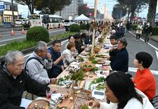 100メートルにわたるロングテーブルで地元グルメ堪能　那須塩原・駅前通…