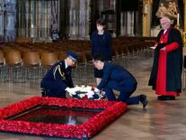 首相、英国戦士の墓に献花