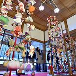 日光田母沢御用邸につるしびな飾り　約40点が愛らしく華やかに