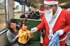 ＳＬサンタ、やってくる